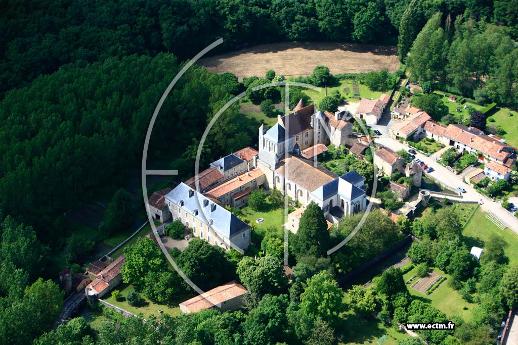 Photo arienne de Nouaill-Maupertuis (Abbaye Saint-Junien de Nouaill-Maupertuis)