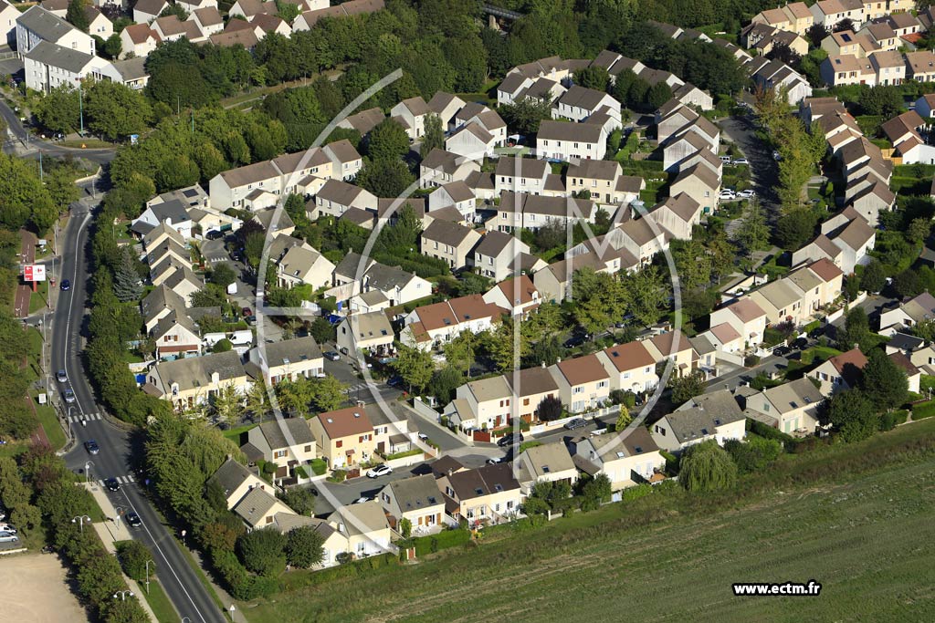 Photo arienne de Jouy-le-Moutier (la Croix Villecoq)