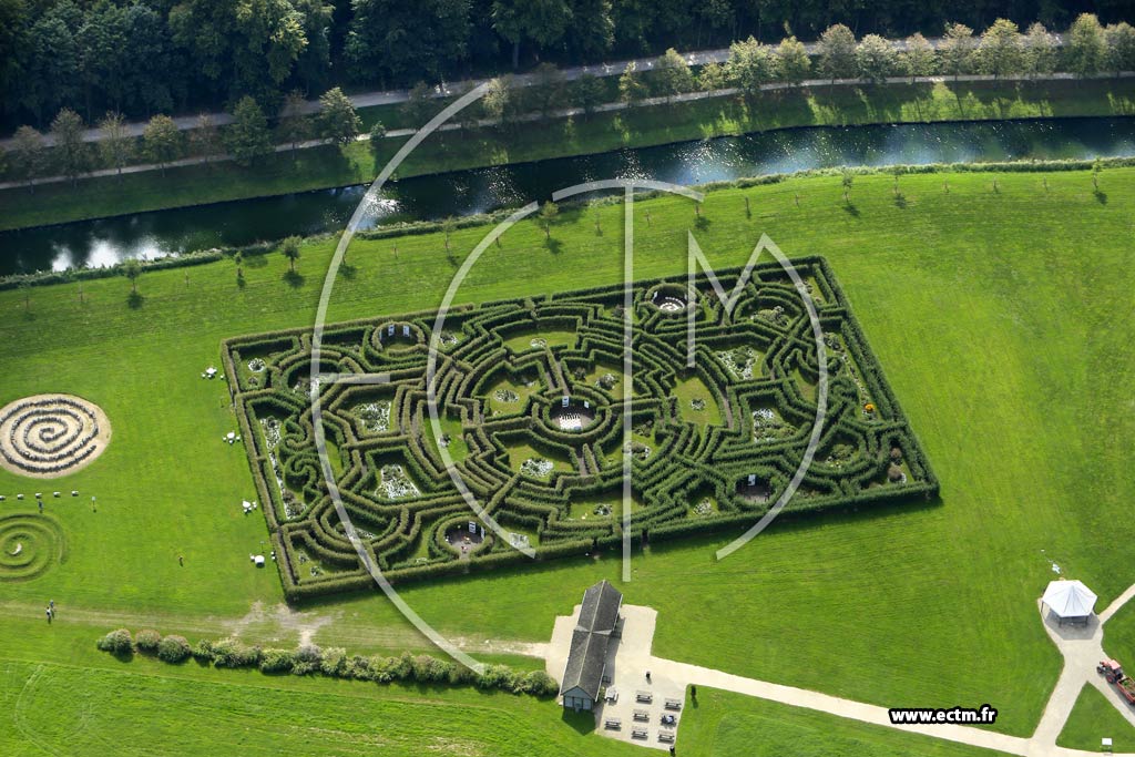 Photo arienne de Chantilly (Le nouveau labyrinthe du Hameau du parc du Chteau de Chantilly)