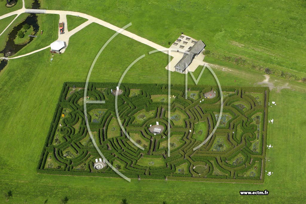 Photo arienne de Chantilly (Le nouveau labyrinthe du Hameau du parc du Chteau de Chantilly)