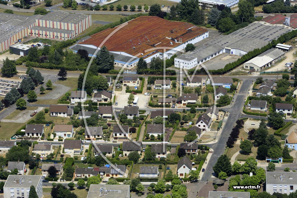 Photo arienne de Villeneuve-sur-Yonne (les Sables Rouges)