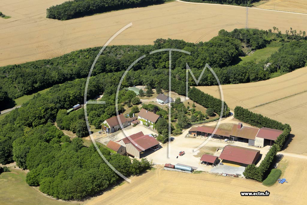 Photo arienne de Yrouerre (Ferme de la Charit)