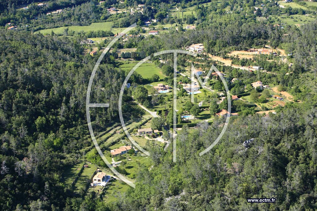 Photo arienne de Meounes les Montrieux