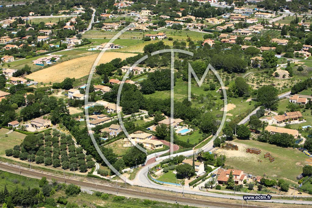Photo arienne de Roquebrune sur Argens