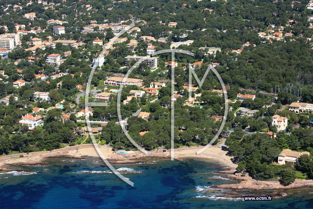 Photo arienne de Saint Raphael - plage de l homme mort