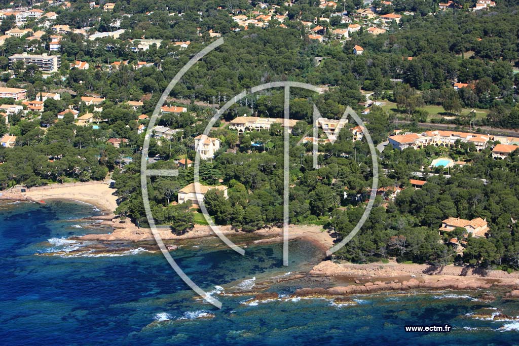 Photo arienne de Saint Raphael - plage de l homme mort