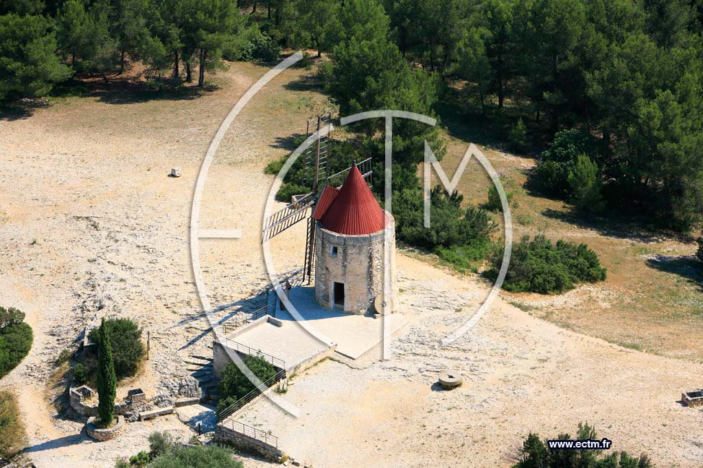 Photo arienne de Fontvieille (Moulin de Daudet)