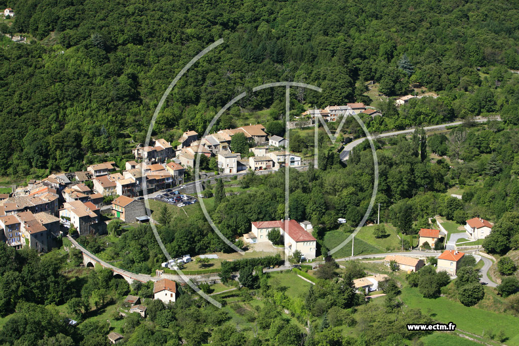 Photo arienne de Montpezat sous Bauzon