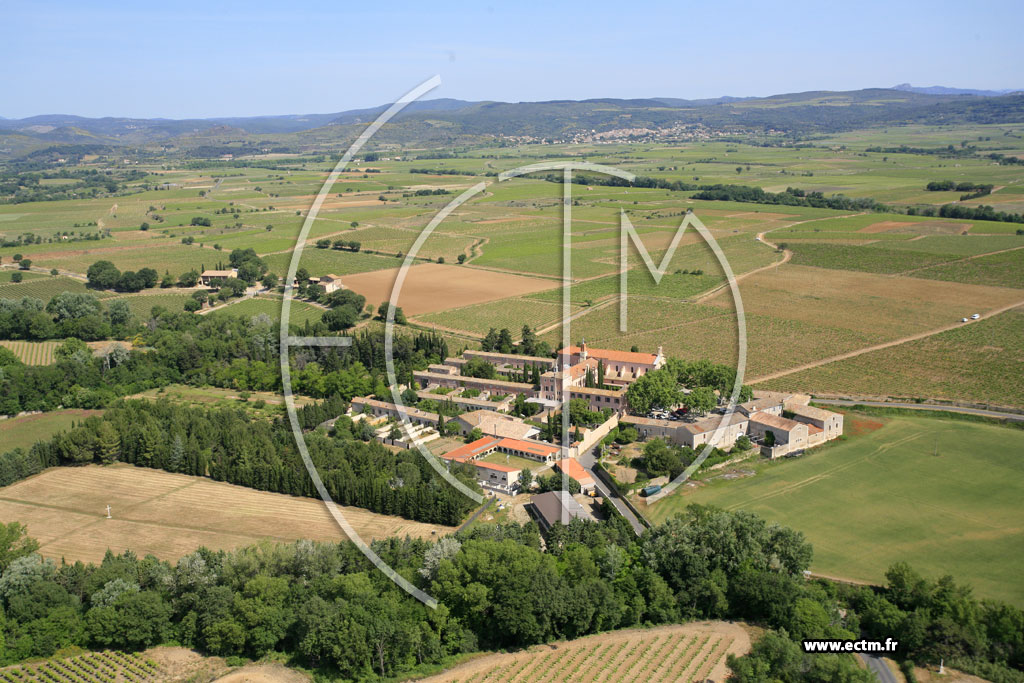 Photo arienne de Roujan Notre Dame de Mougeres