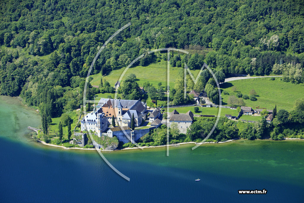 Photo arienne de Saint Pierre de Curtille (Abbaye Royale de Hautecombe)