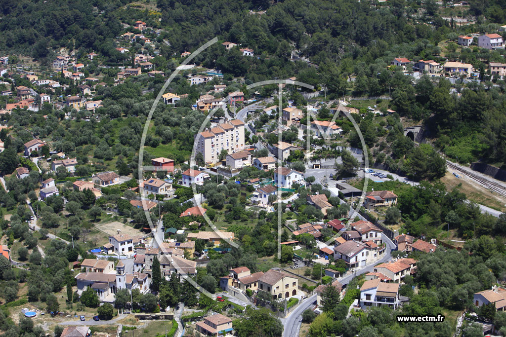 Photo arienne de Peille (la Grave)