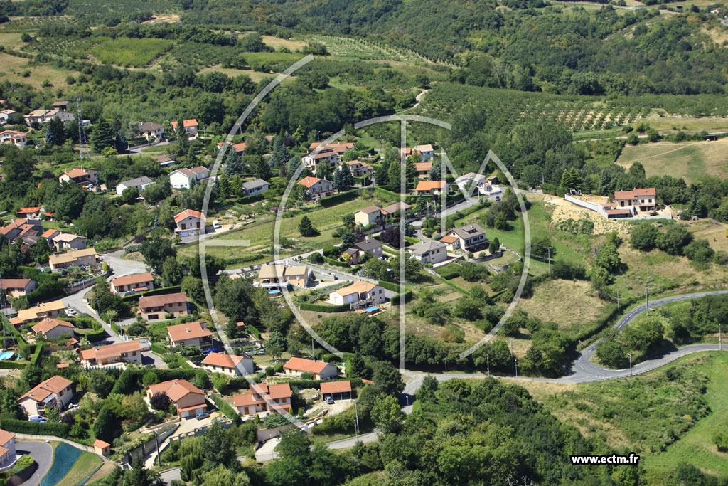 Photo arienne de Loire sur Rhne