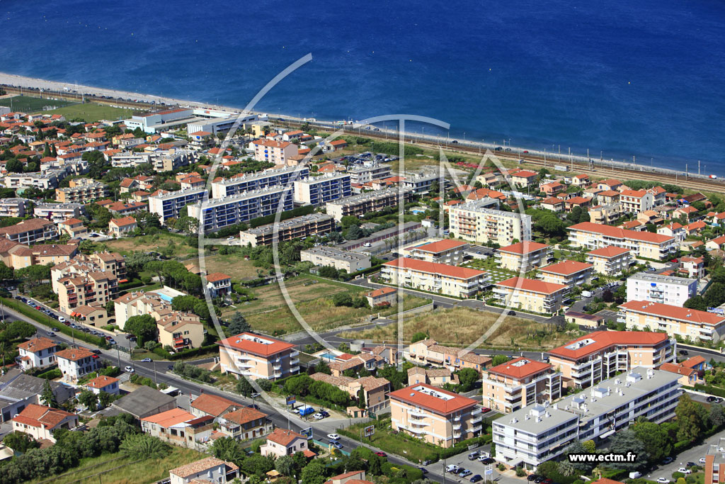 Photo arienne de Antibes (route de Nice)