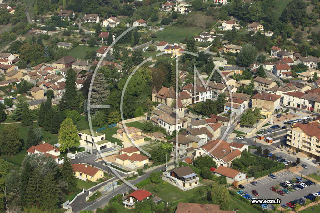 Photo arienne de Ruy (Place de l'Eglise)
