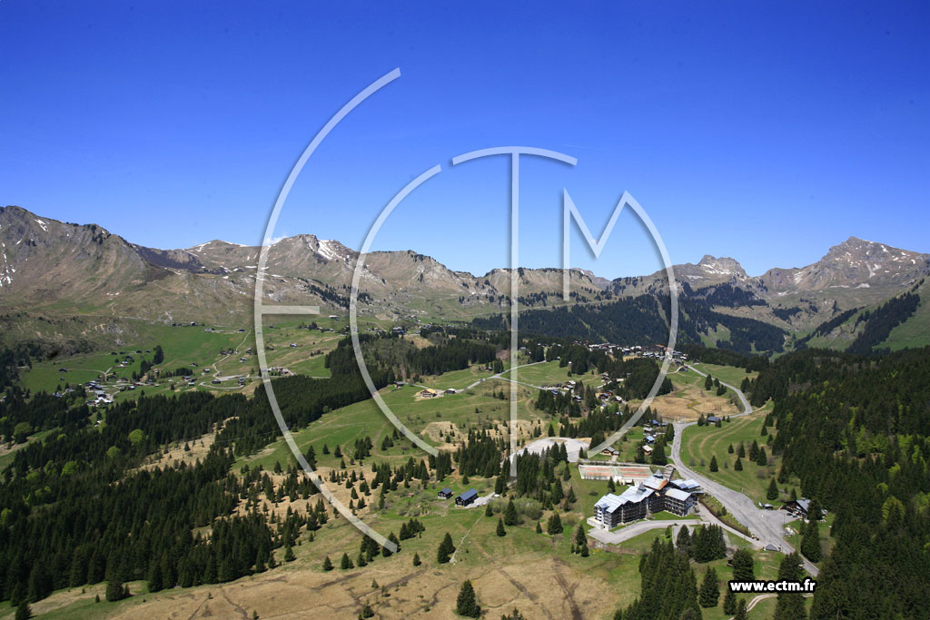 Photo arienne de Taninges (Le Praz de Lys)