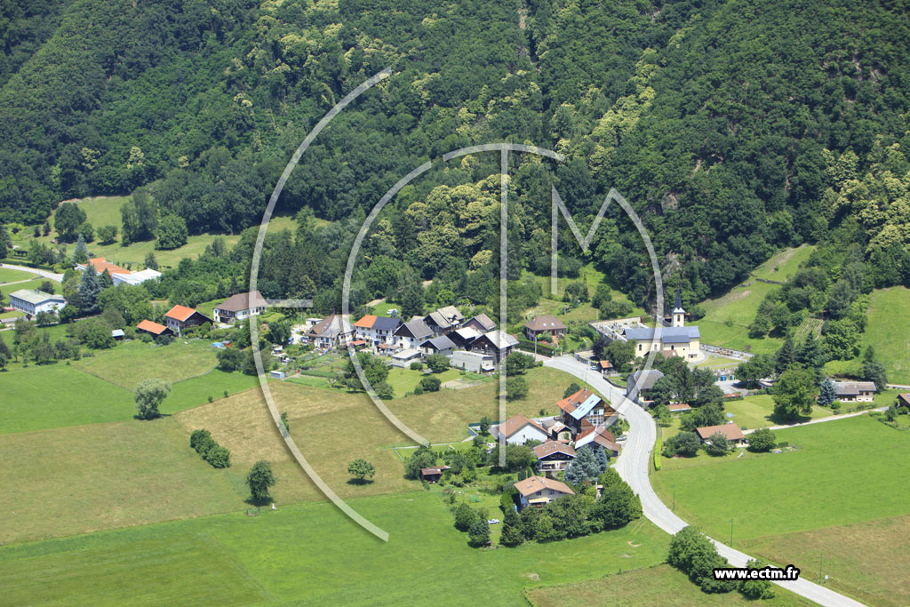 Photo arienne de Tours-en-Savoie (Le Piat)