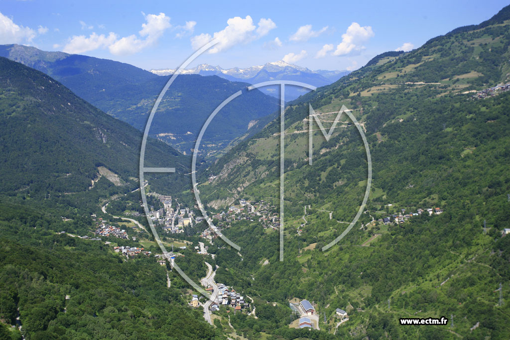 Photo arienne de Brides-les-Bains