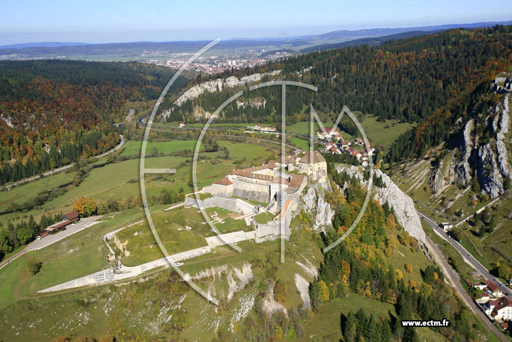 Photo arienne de La Cluse-et-Mijoux (Chteau de Joux)