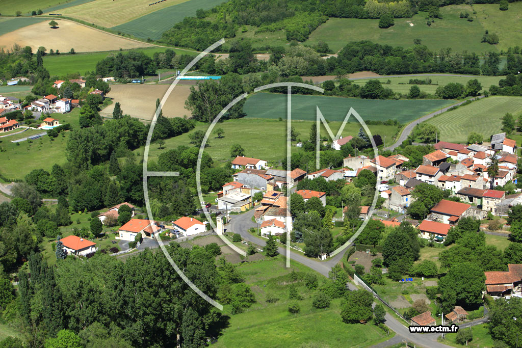 Photo arienne de Saint-Julien-de-Coppel (Layras)