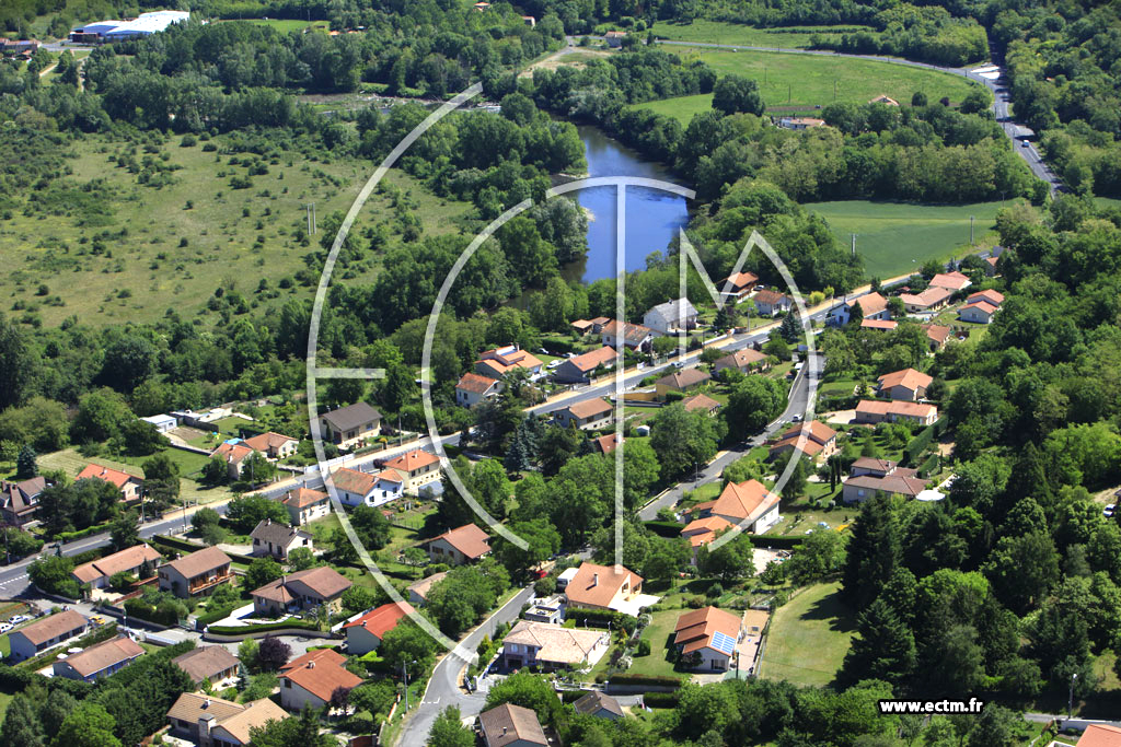 Photo arienne de Vic-le-Comte (Longues)