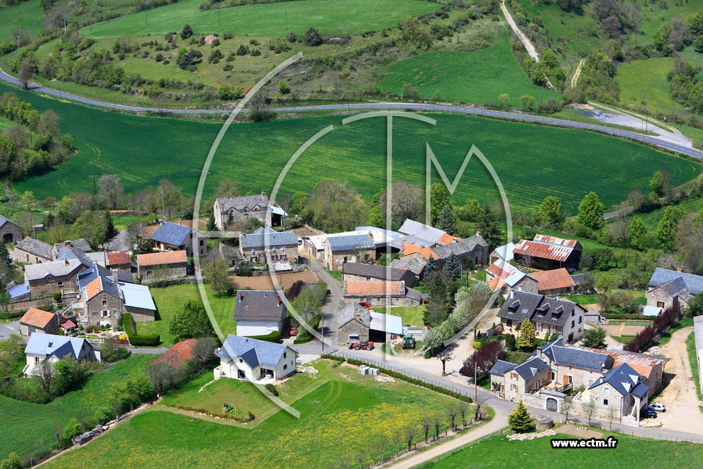Photo arienne de Svrac-le-Chteau (Huguies)