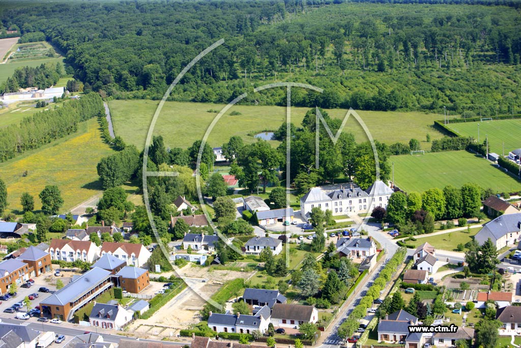 Photo arienne de Mont-Prs-Chambord (Htel de Ville)
