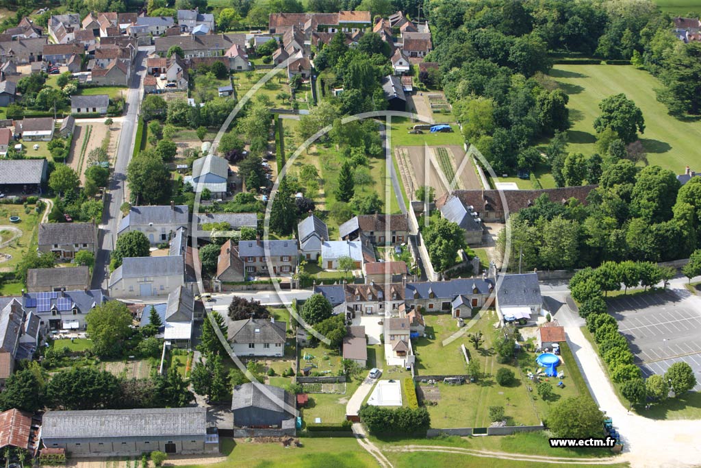 Photo arienne de Montlivault (Grande Rue)