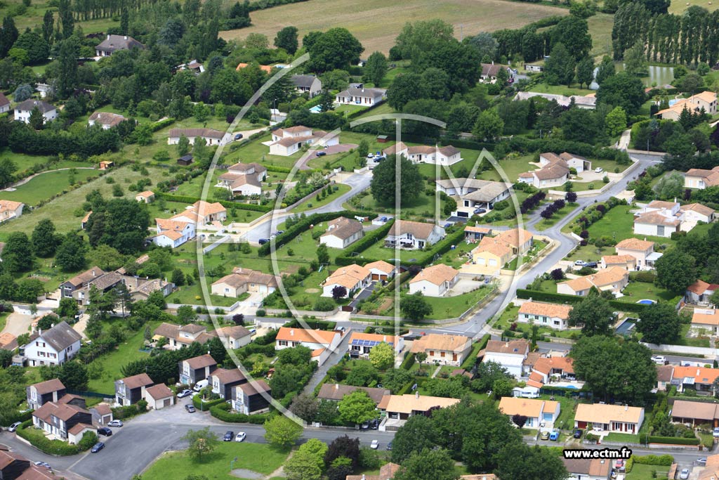 Photo arienne de Fontaine-le-Comte (Chaumont)