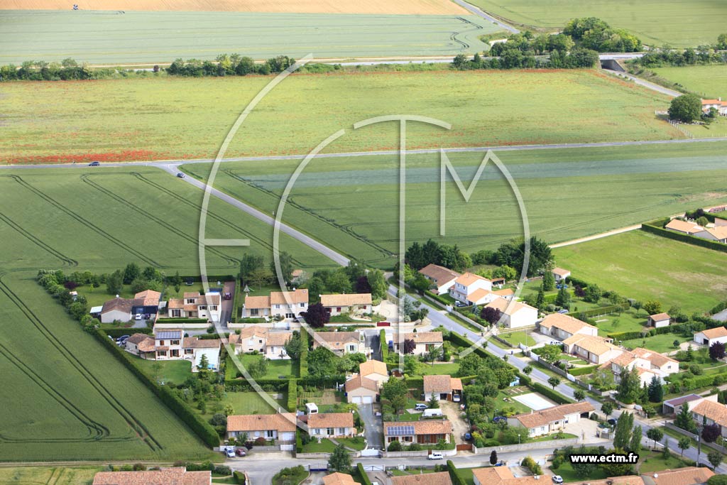 Photo arienne de Mign-Auxances (Limbre)