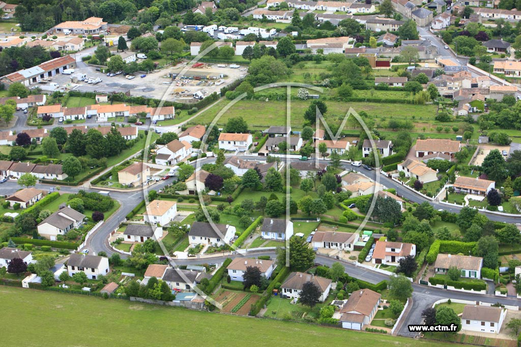 Photo arienne de Neuville-de-Poitou