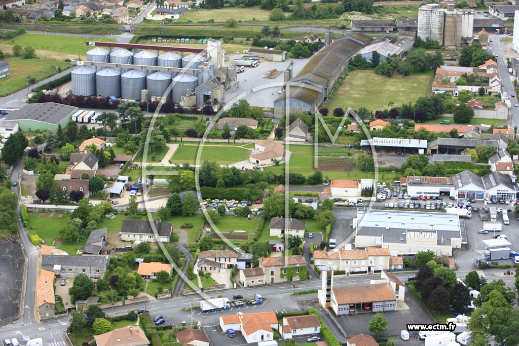 Photo arienne de Neuville-de-Poitou