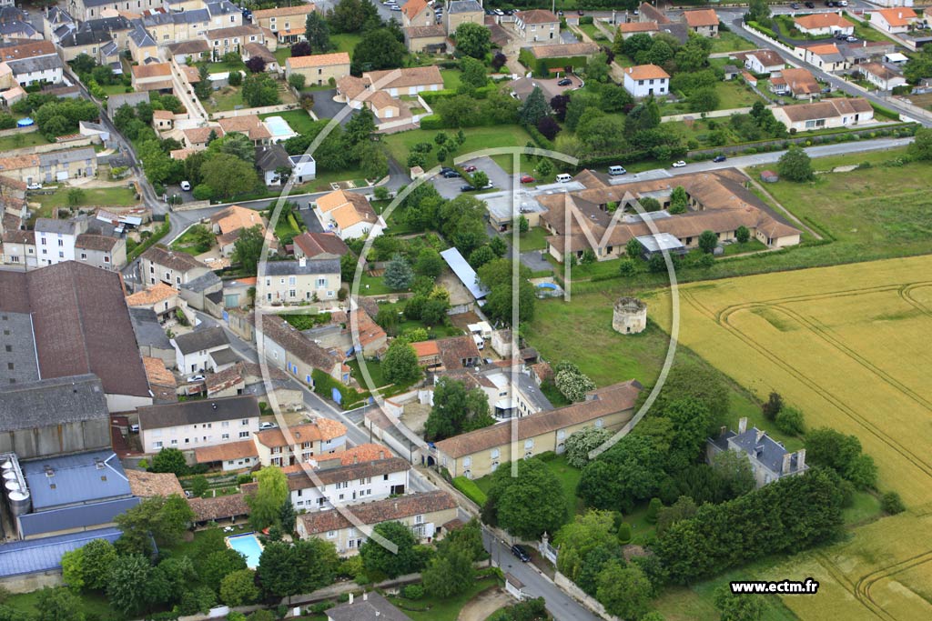 Photo arienne de Neuville-de-Poitou