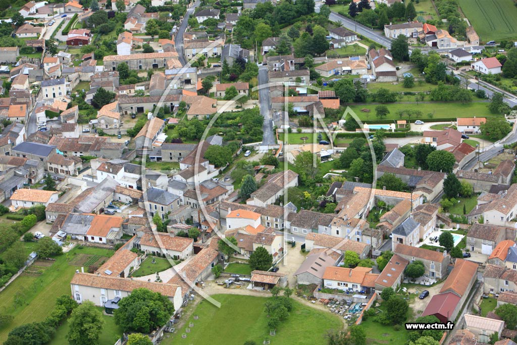 Photo arienne de Neuville-de-Poitou (Bellefois)
