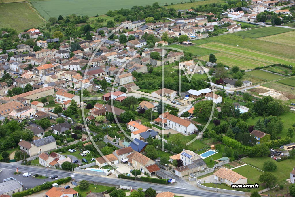 Photo arienne de Neuville-de-Poitou (Bellefois)