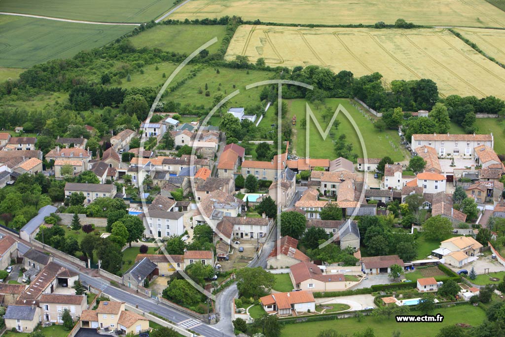 Photo arienne de Neuville-de-Poitou (Bellefois)