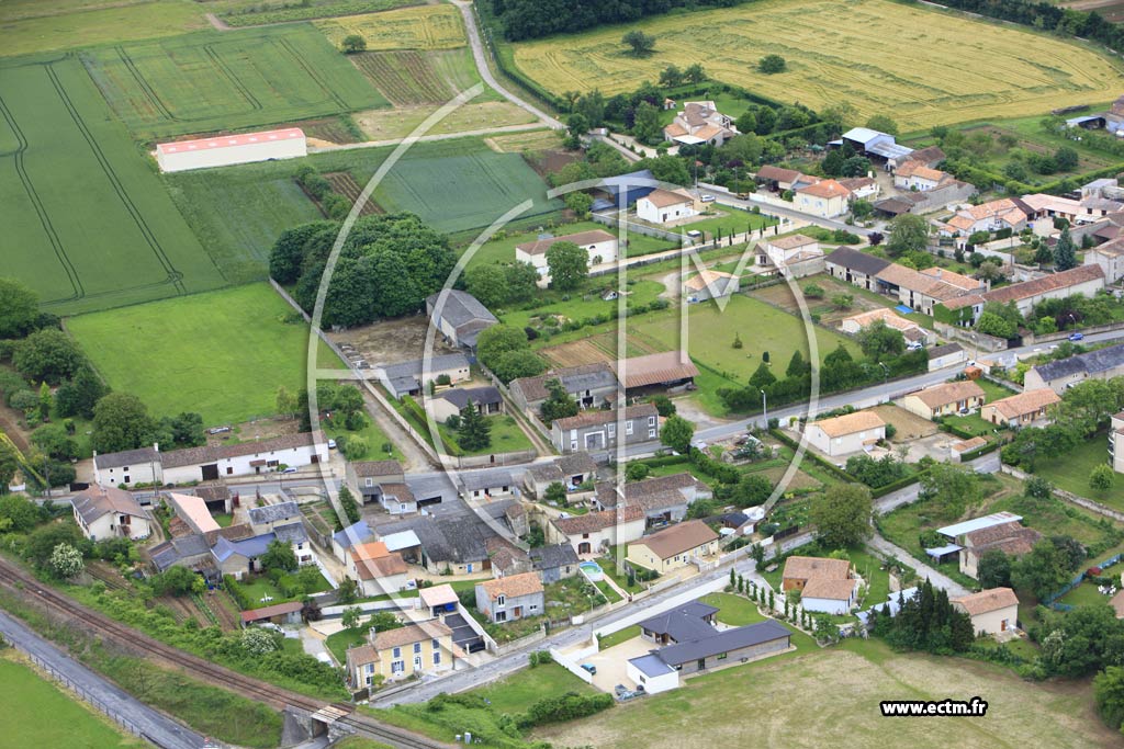 Photo arienne de Neuville-de-Poitou (Croix Berthon)
