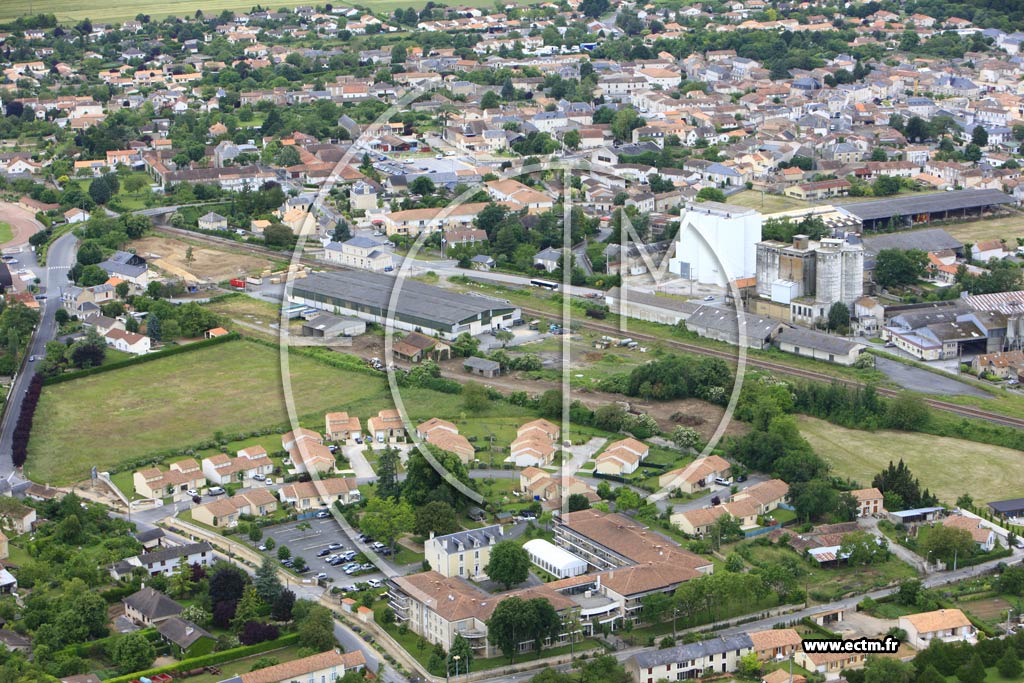 Photo arienne de Neuville-de-Poitou (Croix Berthon)