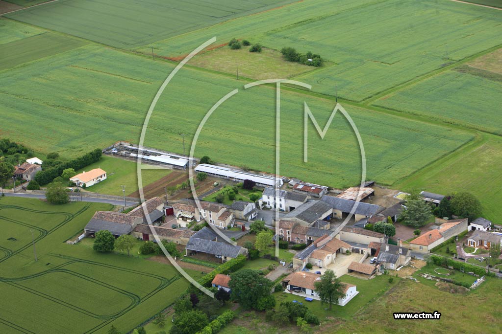 Photo arienne de Neuville-de-Poitou (Furigny)