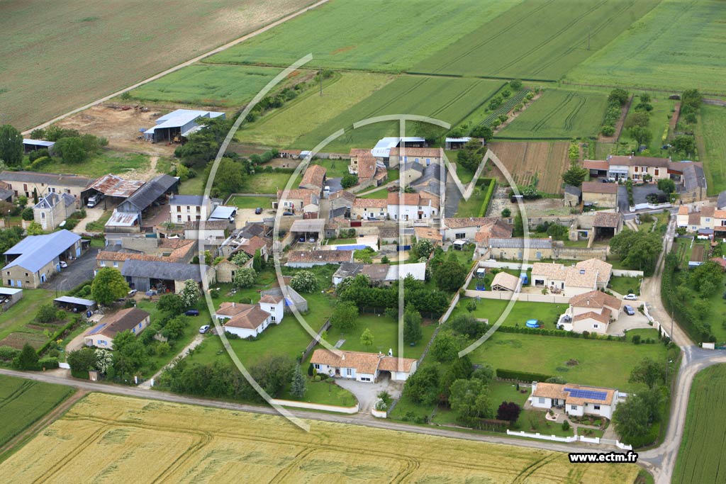 Photo arienne de Neuville-de-Poitou (Furigny)