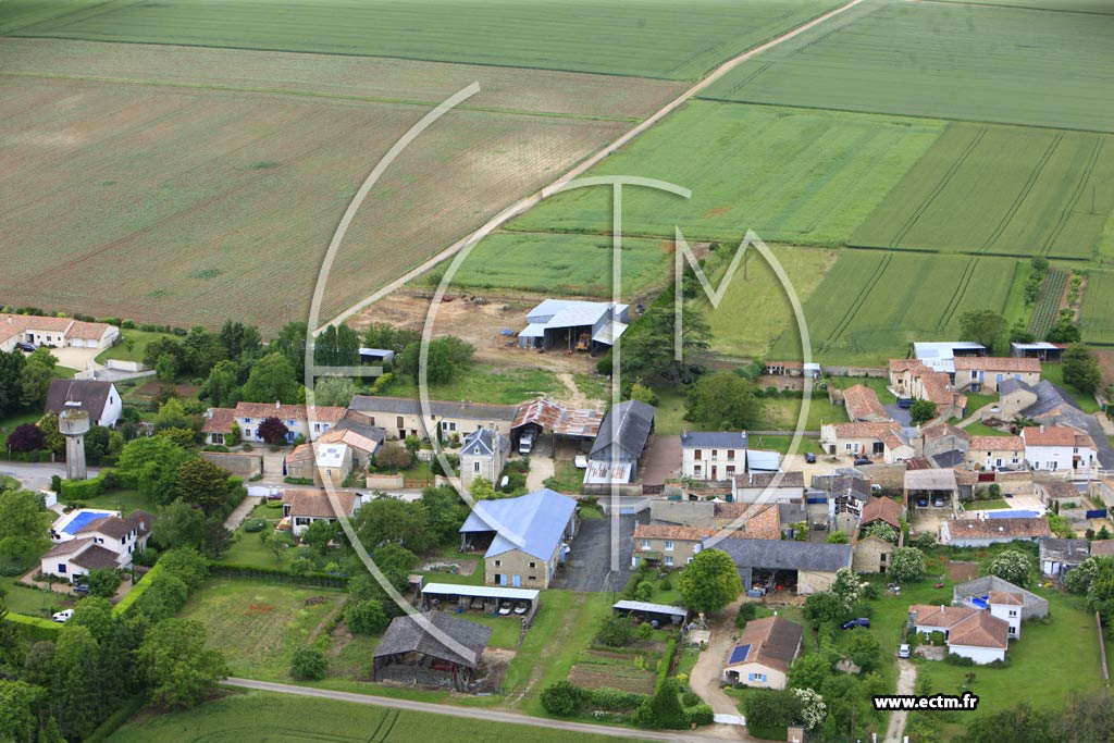 Photo arienne de Neuville-de-Poitou (Furigny)