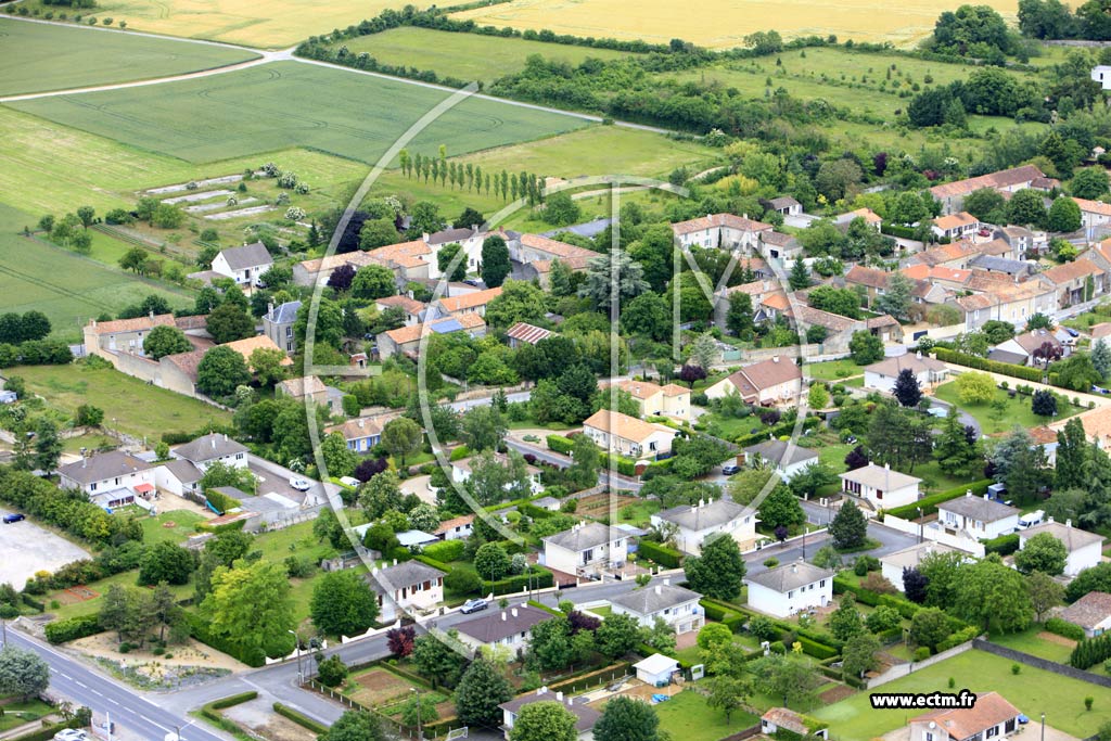 Photo arienne de Neuville-de-Poitou (Mavault)