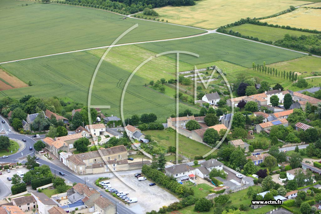 Photo arienne de Neuville-de-Poitou (Mavault)