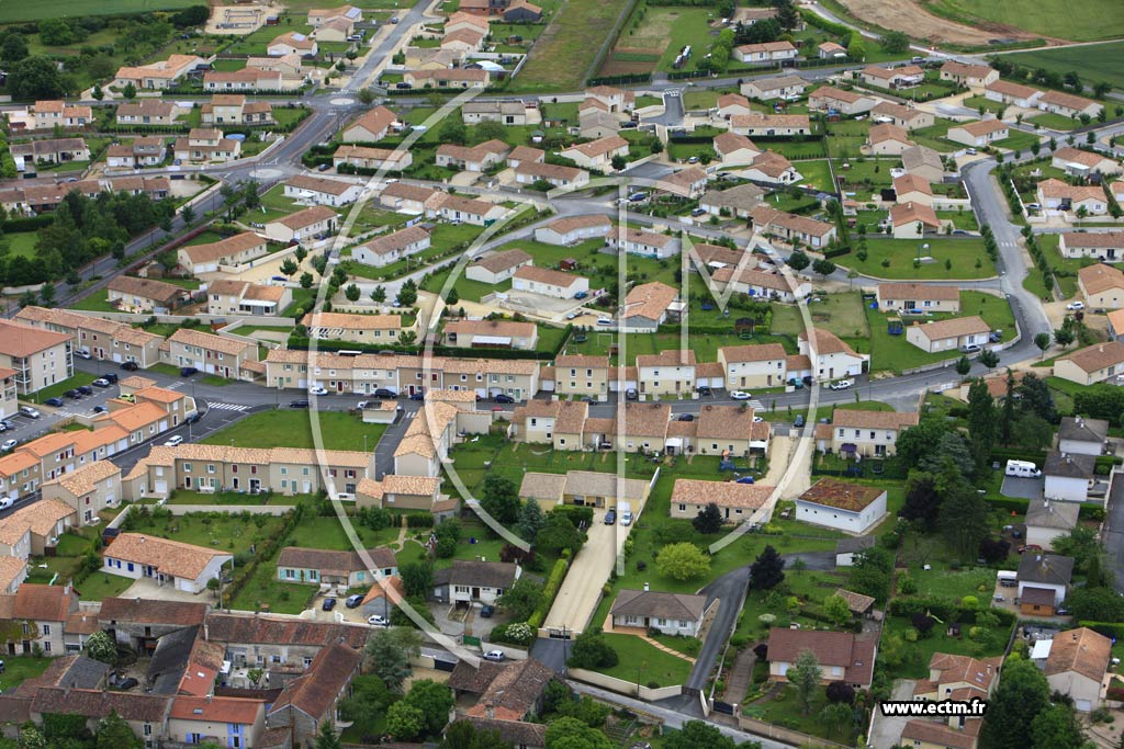 Photo arienne de Neuville-de-Poitou (Mavault)