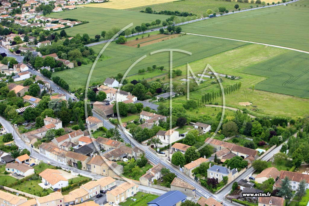 Photo arienne de Neuville-de-Poitou (Mavault)