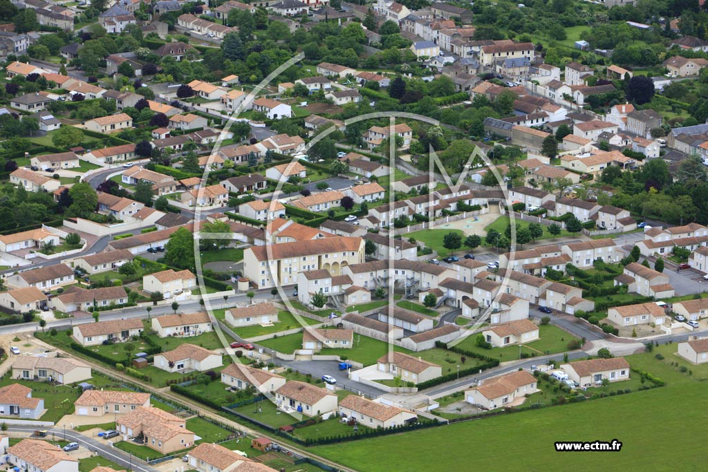 Photo arienne de Neuville-de-Poitou (Petit Yversay)