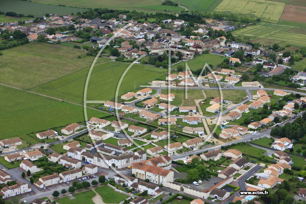 Photo arienne de Neuville-de-Poitou (Petit Yversay)