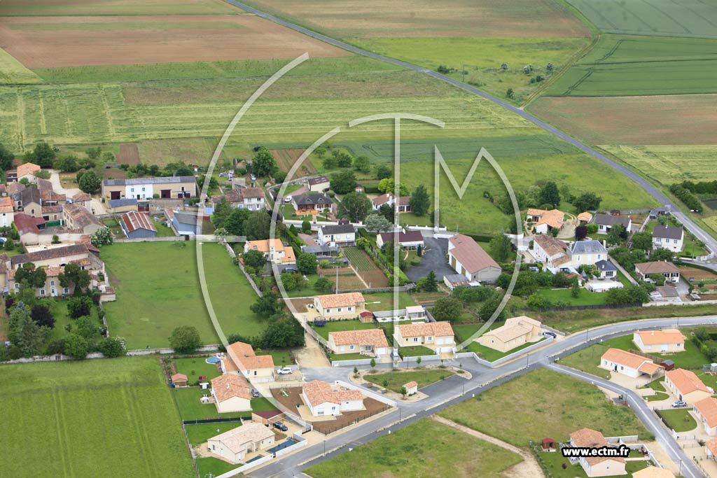 Photo arienne de Neuville-de-Poitou (Petit Yversay)