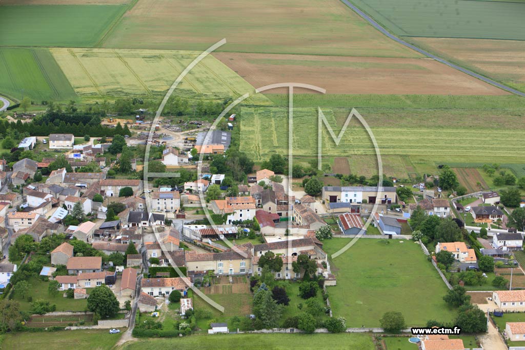 Photo arienne de Neuville-de-Poitou (Petit Yversay)