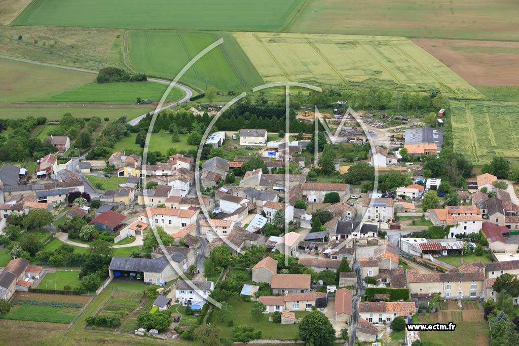 Photo arienne de Neuville-de-Poitou (Petit Yversay)