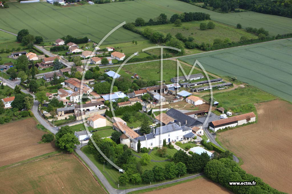 Photo arienne de Vendeuvre-du-Poitou (Bataill)